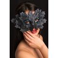 MASCHERA IN PLASTICA C/FOGLIE GRIGIE IN TESSUTO 00755